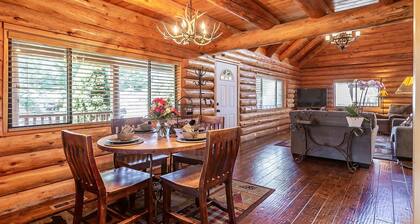 🐾 Cozy Modern Log Home with Amazing Backyard/BBQ 3 bd 2 bth 🐾