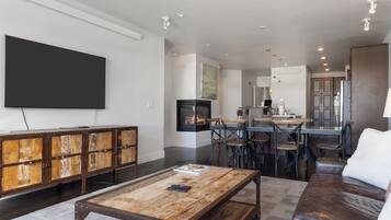 Smart TV, fireplace