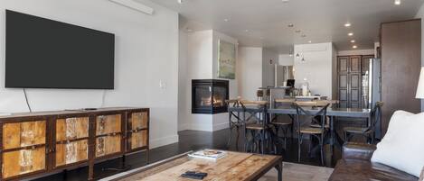 Smart TV, fireplace