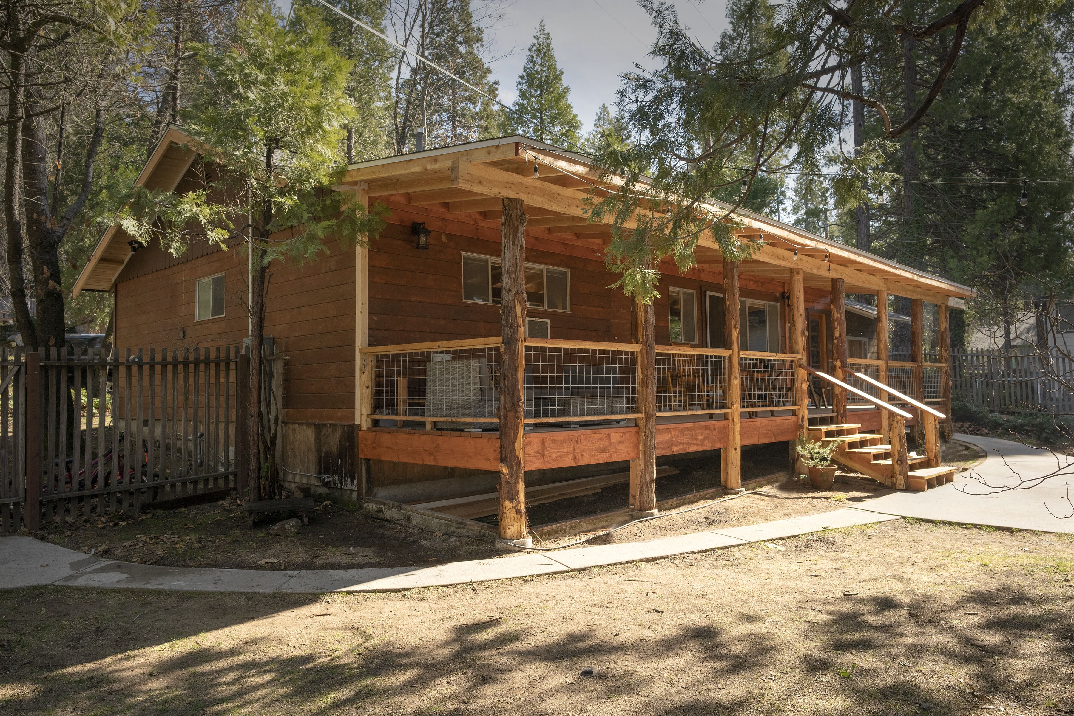 Cozy Bass Lake / Yosemite cabin on the Falls Beach.