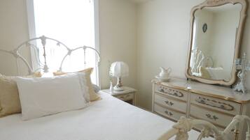 2 bedrooms, iron/ironing board, WiFi (free), bed sheets