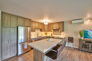 Fridge, microwave, oven, stovetop - Kihei Ali Kai Condo
Large Newly Remodeled 1-Bdrm Condo (Kihei)