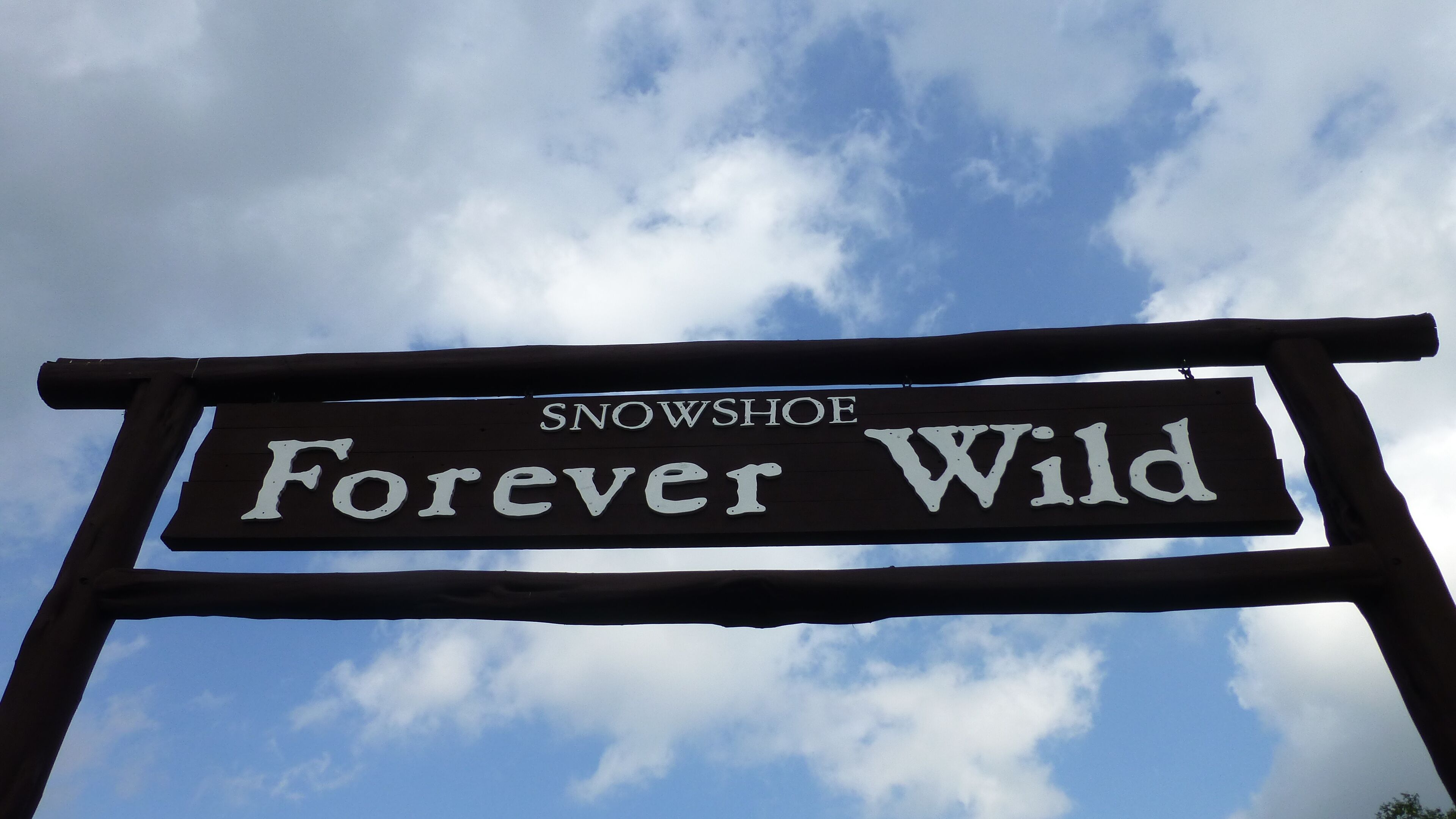 Un letrero con el texto "SNOWSHOE Forever Wild".