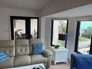 Een smart-tv en een open haard