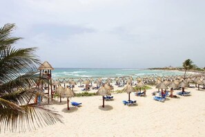 Sun loungers, beach towels - LUXURY 1 BEDROOM CONDO (Sleeps 4) 3rd floor POOL VEIW, 5 ⭐️ Bahia Principe/Golf  (Akumal)