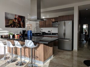 Kühlschrank, Mikrowelle, Ofen, Herdplatte