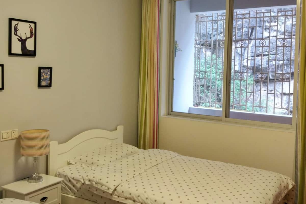 Quarto duplo | Escrivaninha, cortinas blackout, Wi-Fi de cortesia