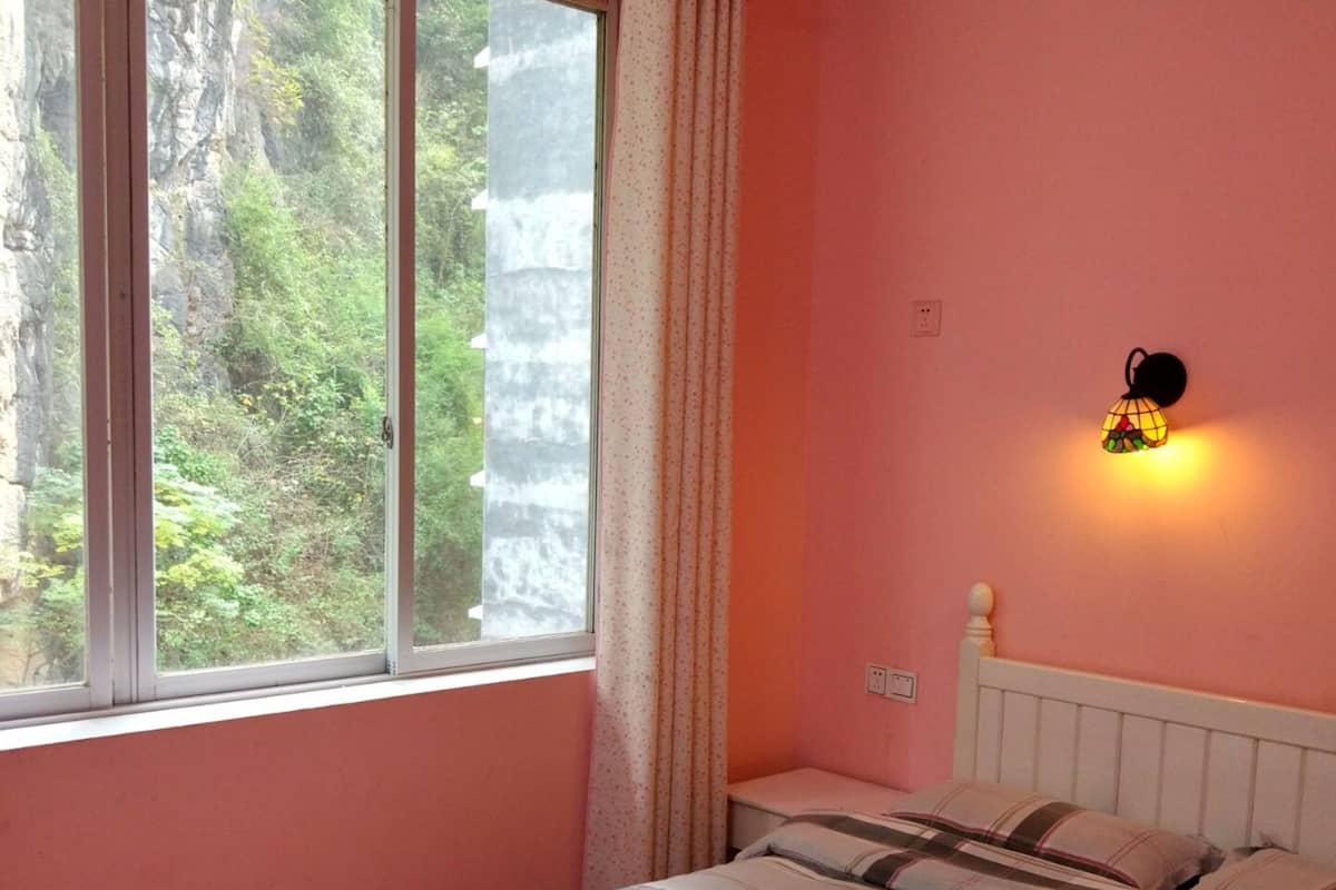 Quarto casal | Escrivaninha, cortinas blackout, Wi-Fi de cortesia