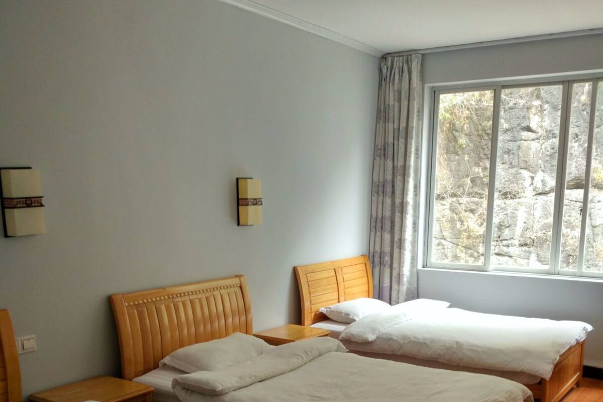 Quarto triplo | Escrivaninha, cortinas blackout, Wi-Fi de cortesia