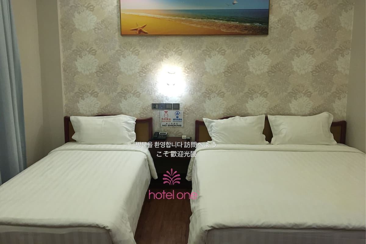 Family Room | Desk, free WiFi