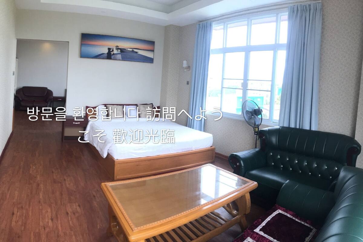 Suite | Desk, free WiFi