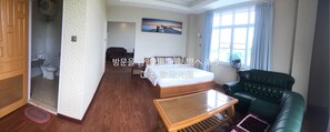 Suite | Desk, free WiFi
