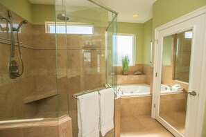 Combined shower/bathtub, jetted bath, hair dryer, towels