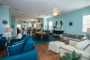 Télévision, cheminée, lecteur de DVD, livres