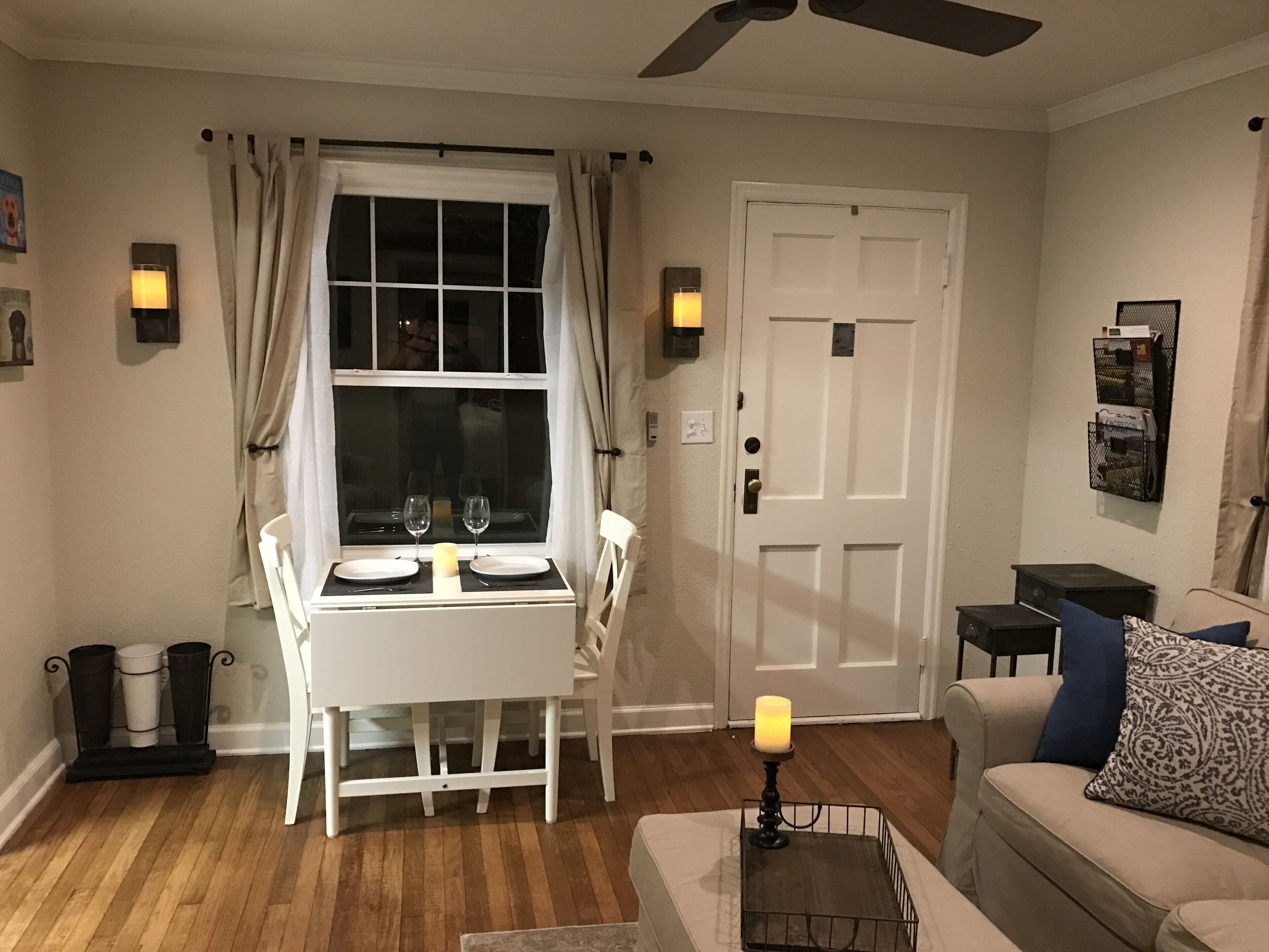 Een smart-tv, een open haard, boeken en een stereo