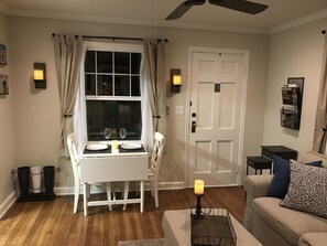 Una Smart TV, una chimenea, libros, un reproductor estéreo