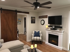 Smart TV, chimenea, libros y estéreo