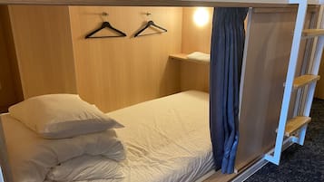 客室ごとに異なる装飾、客室ごとに異なるインテリア、デスク、ノートパソコン用作業スペース