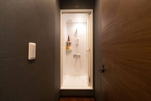 Gratis toiletartikelen, een haardroger, een bidet, handdoeken