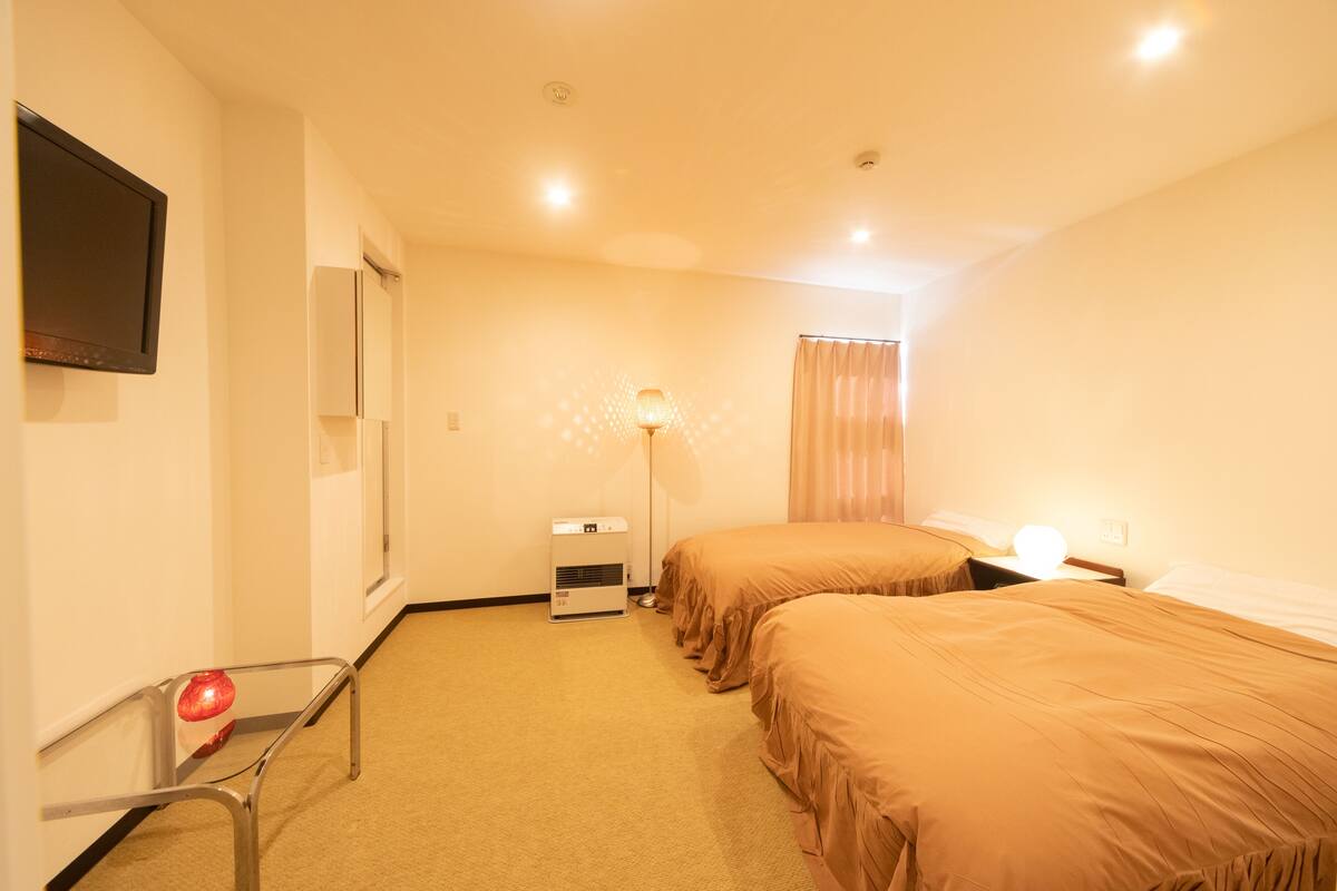 Habitación con 2 camas individuales, no fumadores (Renovated, Private Shower and Toilet) | Ropa de cama