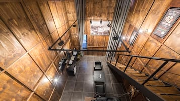 樓中樓客房 (Suite) | 客廳 | 平面電視、電腦