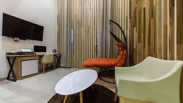 Suite Loft | Living room | Flat-screen TV, computer