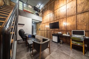 樓中樓客房 (Suite) | 客廳 | 平面電視、電腦