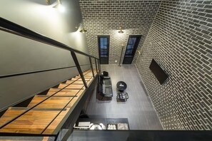 樓中樓客房 (Suite) | 客廳 | 平面電視、電腦