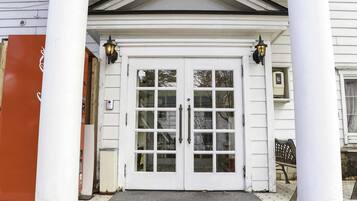 Pintu masuk hartanah