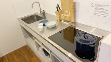 Estudio Deluxe, 4 habitaciones, para no fumadores, cocina | Cocina privada | Tetera eléctrica