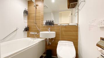 Deluxe Studio, 4 Bedrooms, Non Smoking, Kitchen | Bathroom | Shower, free toiletries, hair dryer, slippers