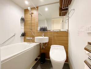 Deluxe studio, 4 slaapkamers, niet-roken, keuken | Badkamer | Een douche, gratis toiletartikelen, een haardroger, pantoffels