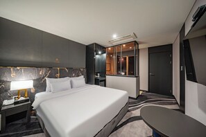 Premium Double Room | Frette Italian sheets, premium bedding, desk, laptop workspace