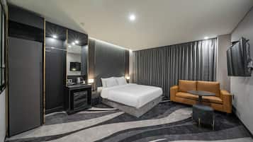 Phòng đôi Executive | Bộ trải giường bằng vải Frette của Ý, bộ đồ giường cao cấp, bàn