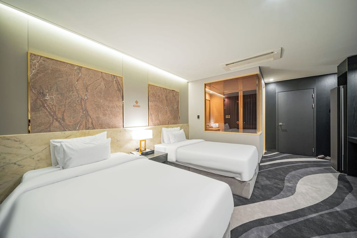 Deluxe Twin Room | Frette Italian sheets, premium bedding, desk, laptop workspace