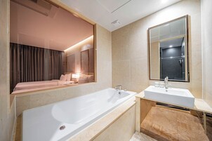Deluxe Twin Room | Bathroom | Shower, free toiletries, hair dryer, bathrobes