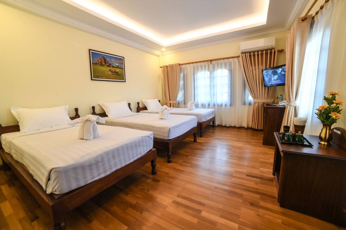 deluxe triple room | minibar, desk, blackout curtains, free wifi