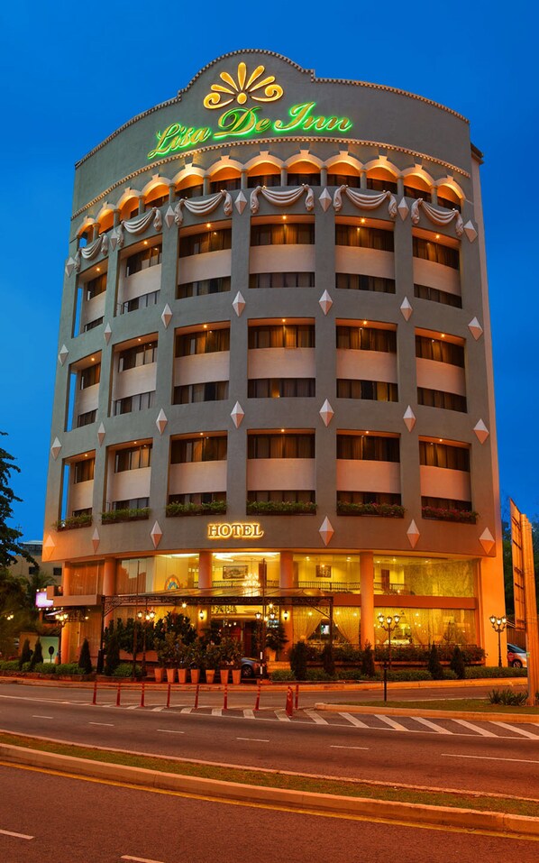 Boendets fasad - kväll/natt