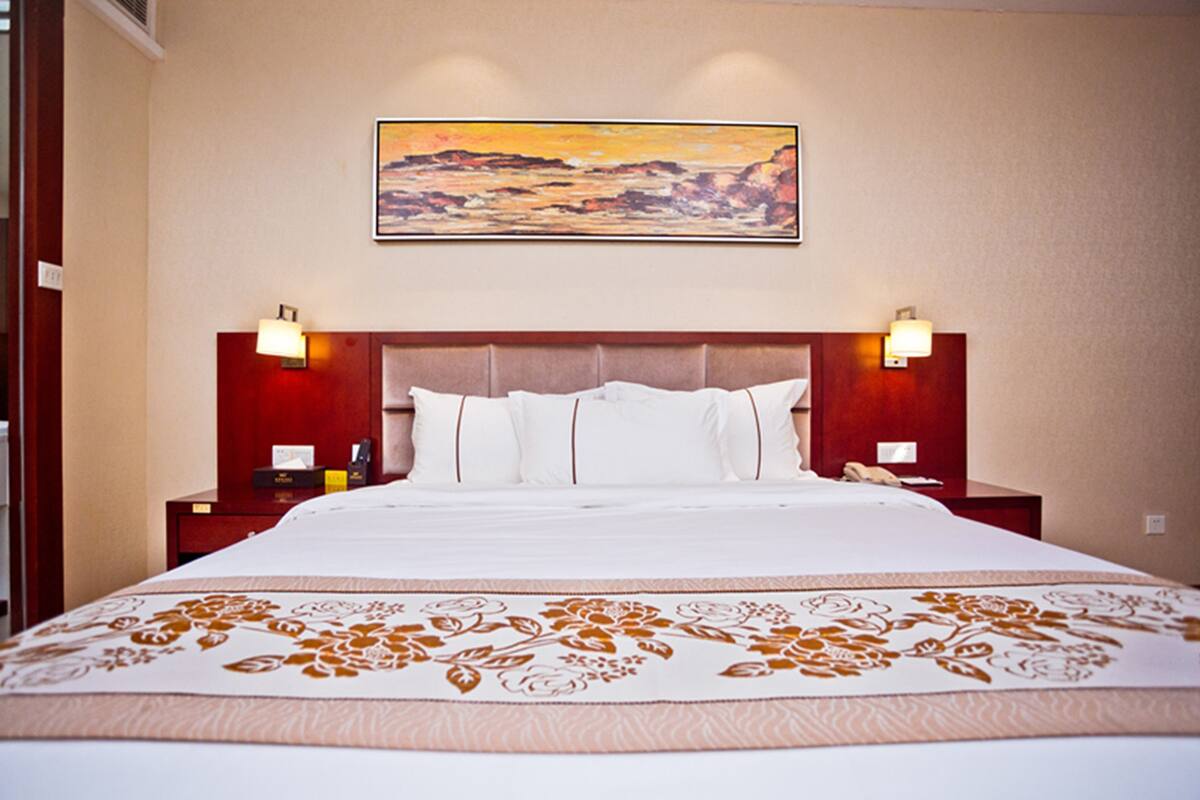1 bedroom, in-room safe, desk, blackout curtains