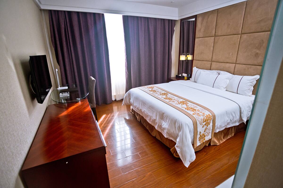 1 bedroom, in-room safe, desk, blackout curtains