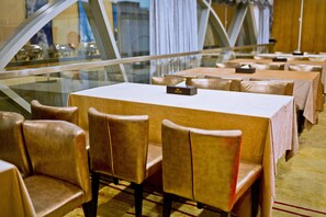 Daily buffet breakfast (CNY 15 per person)