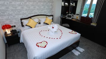 Minibar, caja de seguridad en la habitación y muebles diferentes