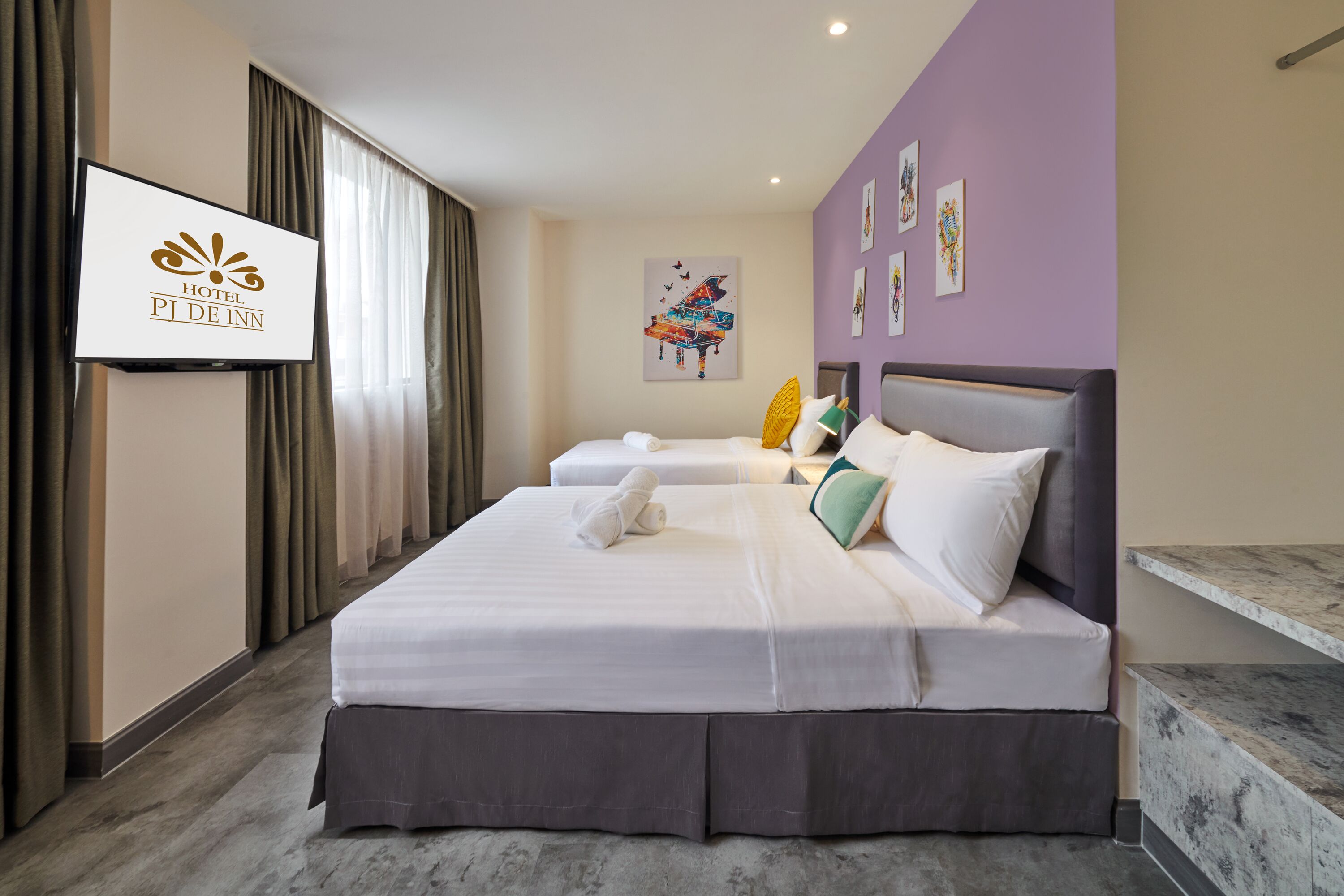 Soprano Classic Triple | Desk, blackout curtains, iron/ironing board