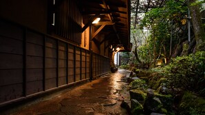 Hallway - Yunohira Onsen Ryokan Kamiyanagiya (Yufu)