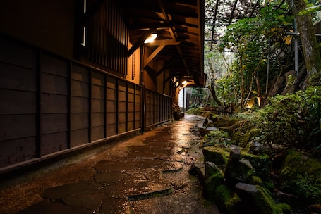 Hallway. Yunohira Onsen Ryokan Kamiyanagiya