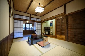 ห้องทราดิชันนัล, ห้องน้ำรวม (Japanese Style,  Wooden Floor) | ตู้นิรภัยในห้องพัก, โต๊ะทำงาน, Wi-Fi ฟรี, ผ้าปูที่นอน