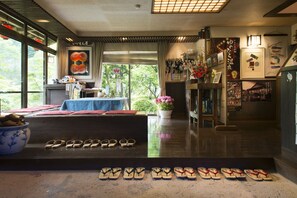 Interior entrance - Yunohira Onsen Ryokan Kamiyanagiya (Yufu)