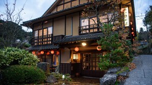 Front of property - Yunohira Onsen Ryokan Kamiyanagiya (Yufu)