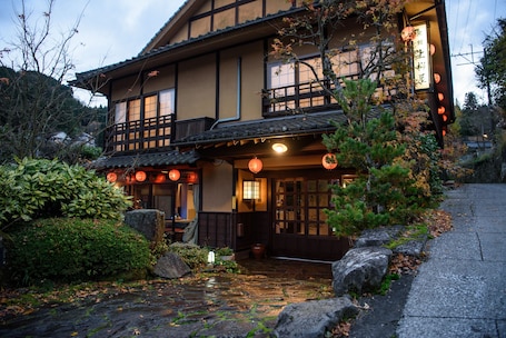 Front of property. Yunohira Onsen Ryokan Kamiyanagiya