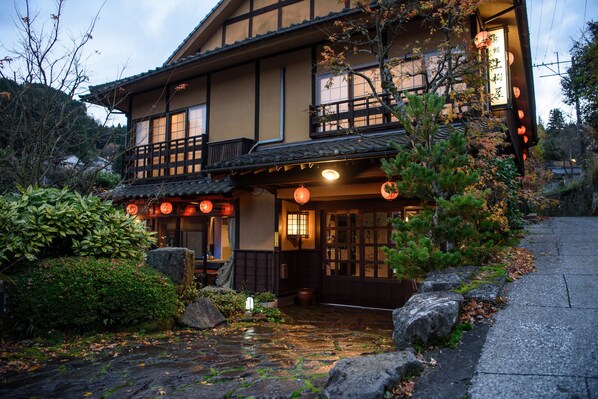 Front of property - Yunohira Onsen Ryokan Kamiyanagiya (Yufu)